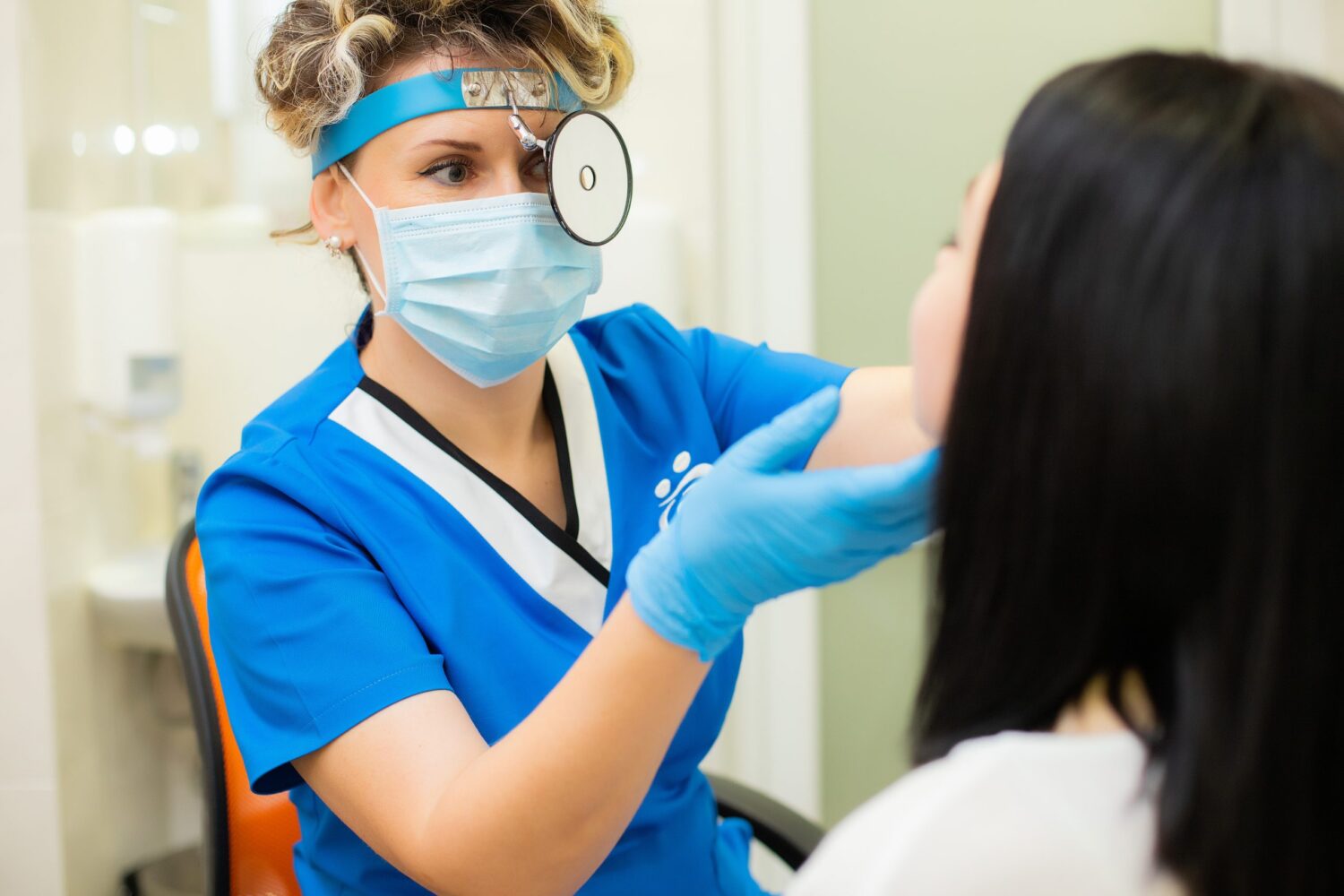 Комок у горлі: чому це відбувається та як з цим боротися